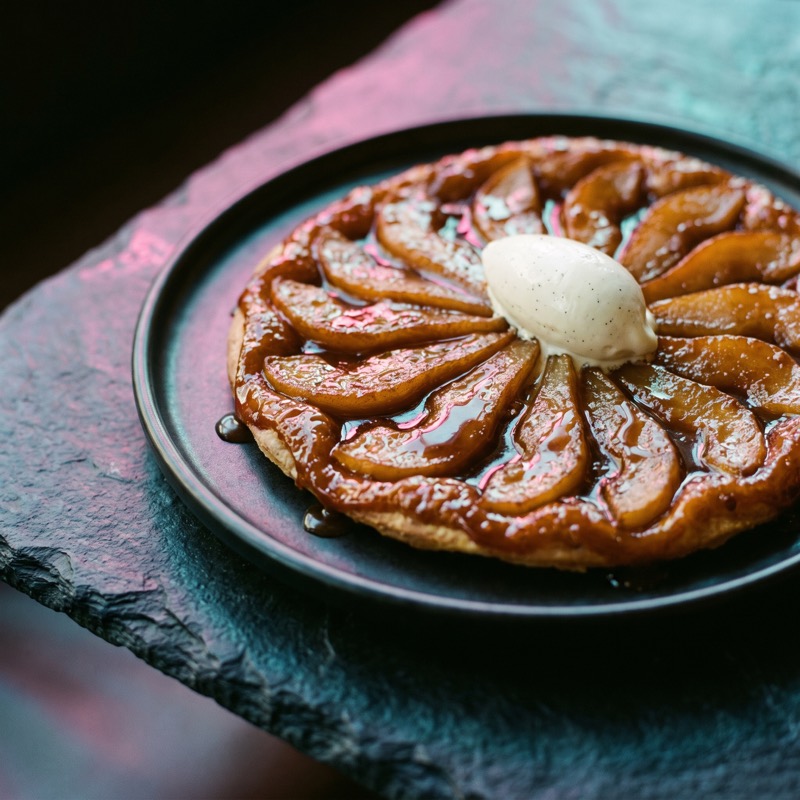 Tarte fine aux poires rôties, caramel salé et crème