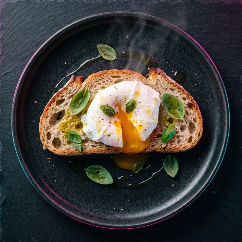 Entrée : pain de campagne braisé, œuf mollet et basilic