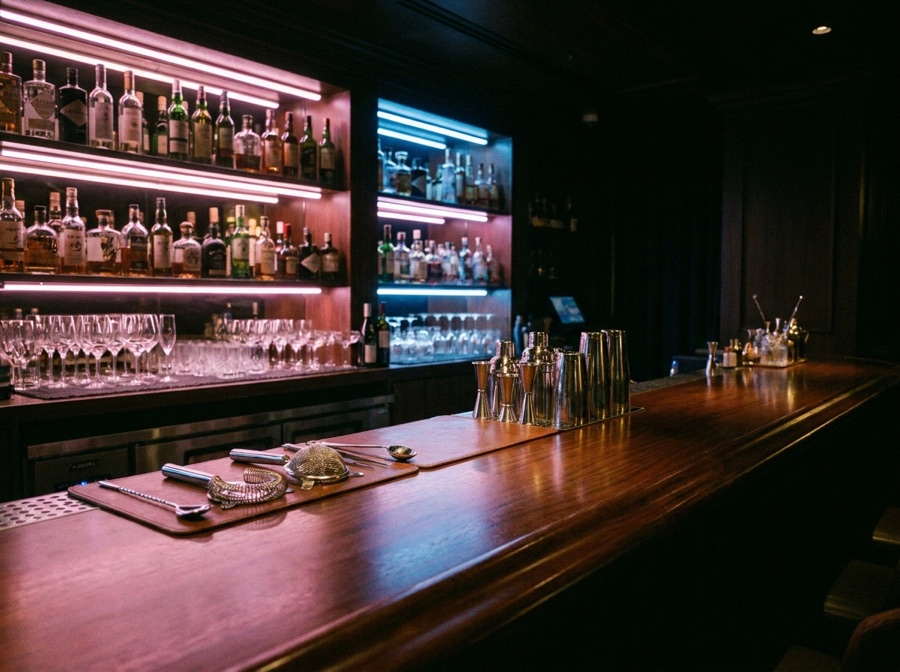 Comptoir du bar, étagères rétroéclairées rose et cyan