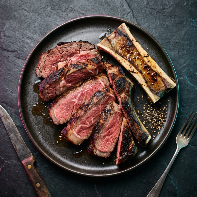 Pièce de bœuf irlandais maturée, tranchée, avec os à moelle